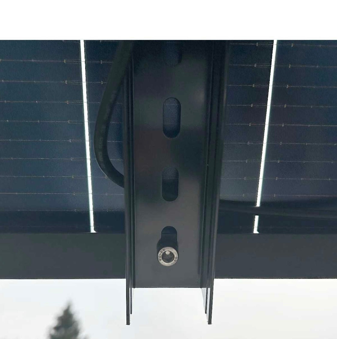 Kit complet de fixation en façade et/ou balcon orientable de 30° à 50° pour un panneau solaire